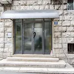 Blue Moon Split Apartment